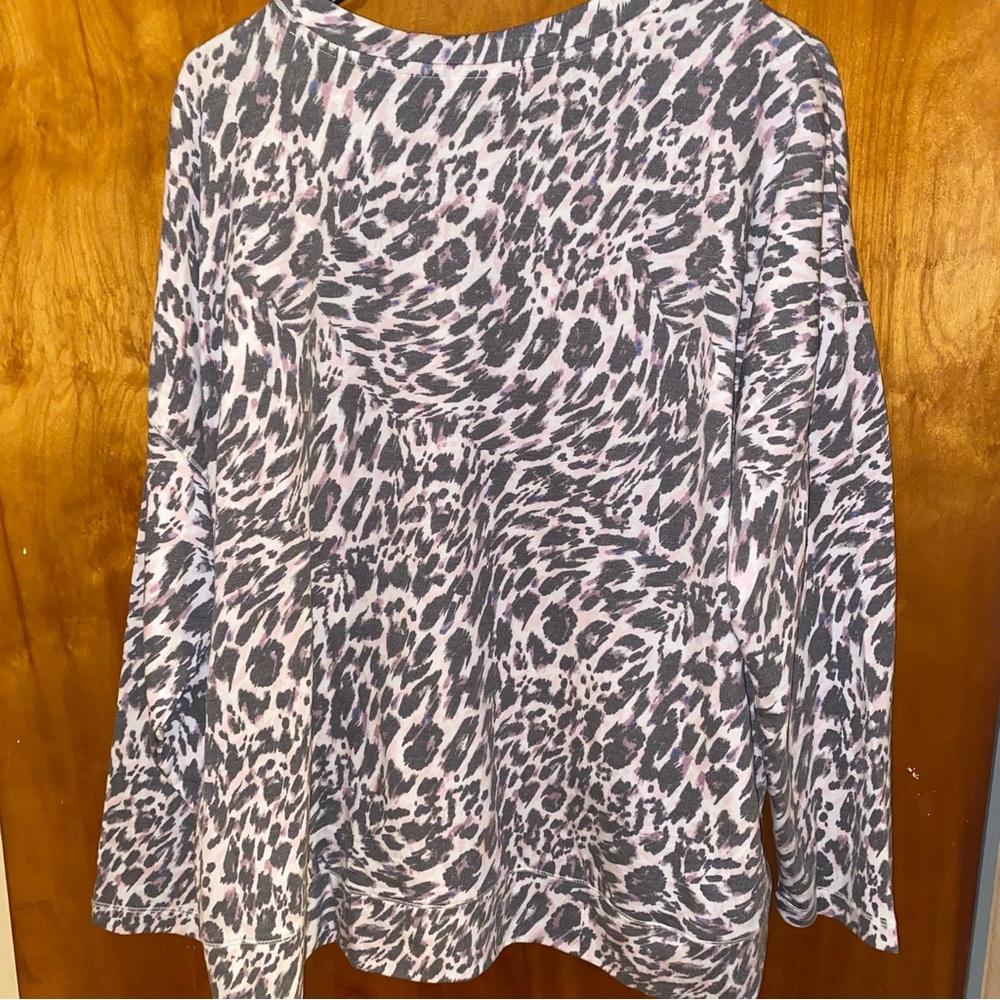 Avia Tee Shirt Women's XXXL Gray White Pink Cheetah Print L Sleeves Hi-Lo hem. - Picture 5 of 5